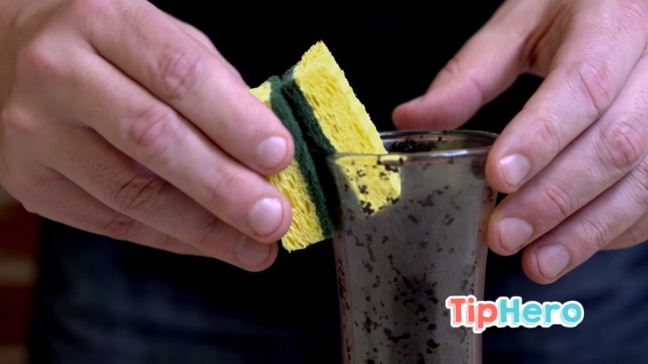 Place one of the sponges with the magnet inside the decanter, and put the second sponge with the magnet on the outside of the decanter in front of the other sponge.