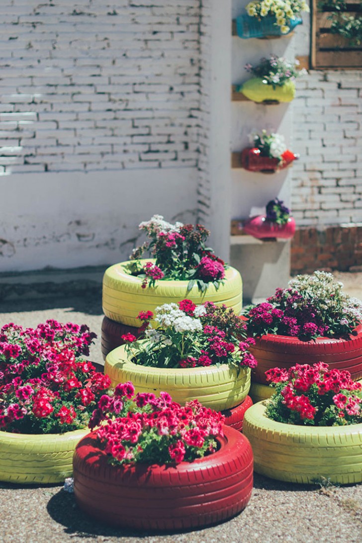 2. Des vases peints originaux, adaptés aussi au balcon, où mettre ses fleurs.