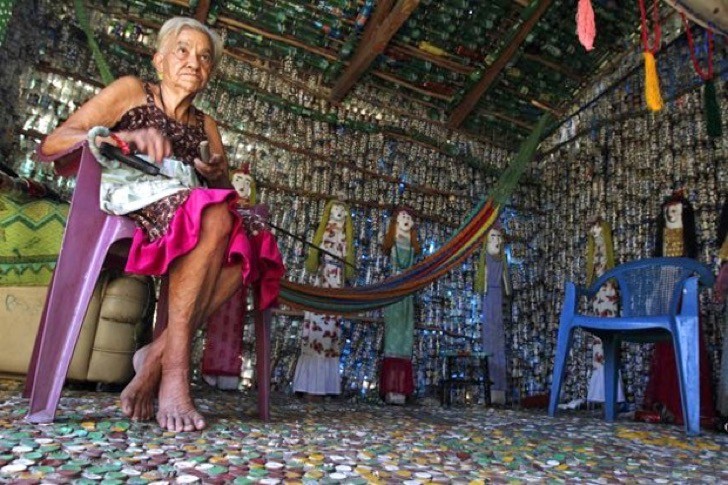 Après le séisme de 2001 qui a détruit sa maison faite de terre et de boue, María a travaillé dur pour en construire une avec des murs de bouteilles en plastique!