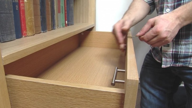 Per facilitare la riapertura del cassetto incollate un pezzo di scotch come mostrato in figura: tirandolo il cassetto si aprirà.