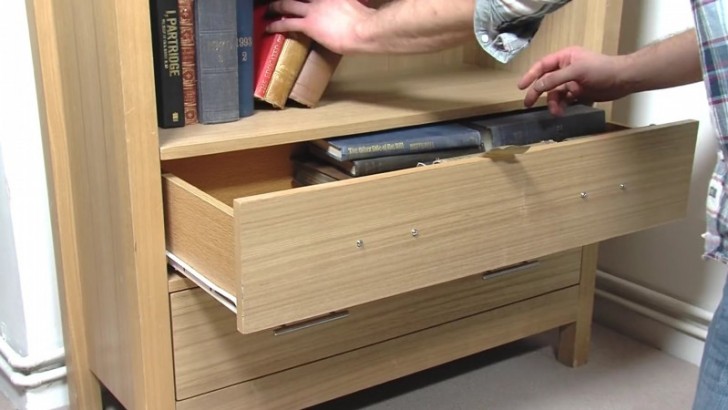 Potete approfittare dello spazio interno al mobile per inserire degli oggetti, come dei libri ad esempio.