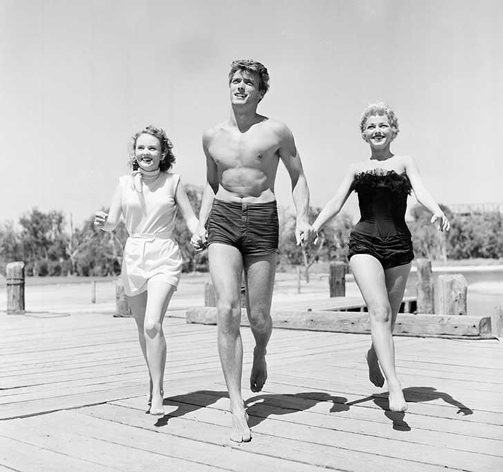11. Clint Eastwood in costume da bagno con le attrici Dani Crayne e Olive Sturgess (San Francisco, 1964).