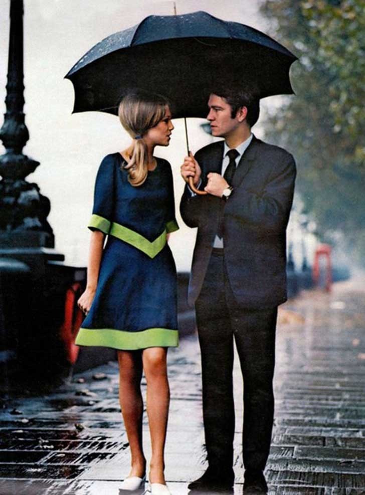 12. Julie Christie e Tom Courtenay sotto la pioggia sul set di Billy il bugiardo (1963).
