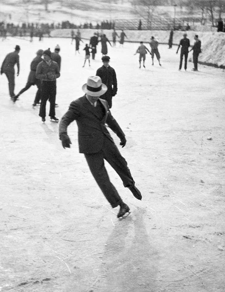 20. A pattinare sul lago ghiacchiato (1937).