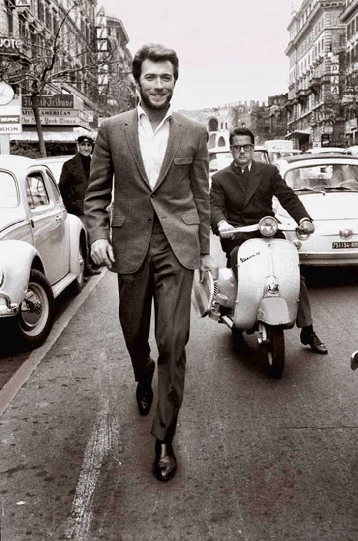 23. Clint Eastwood a passeggio per le strade di Roma (1960).