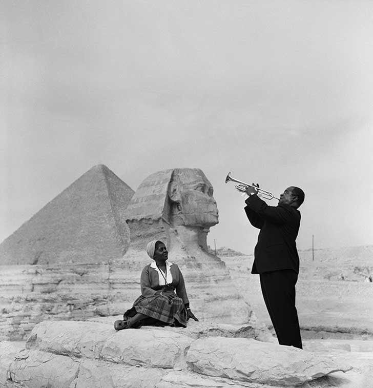 27. Louis Armstrong suona per sua moglie a Giza (Egitto, 1961).