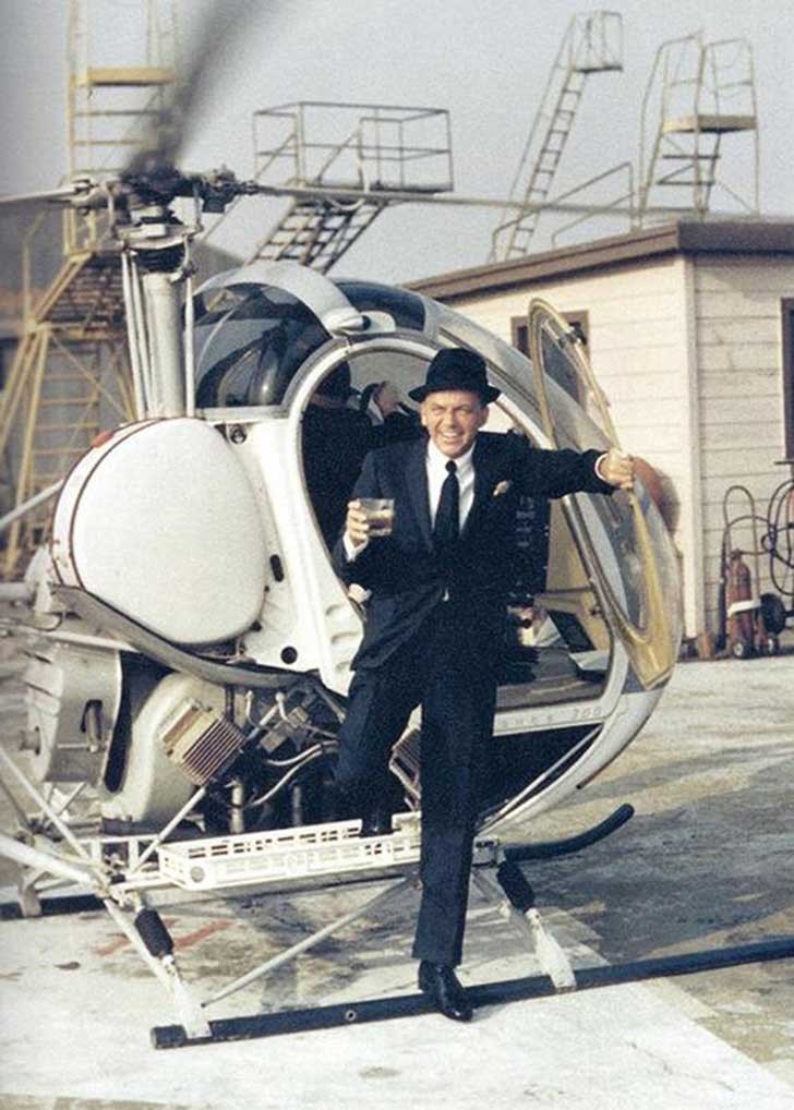2. Frank Sinatra scende da un elicottero con drink in mano (1964).