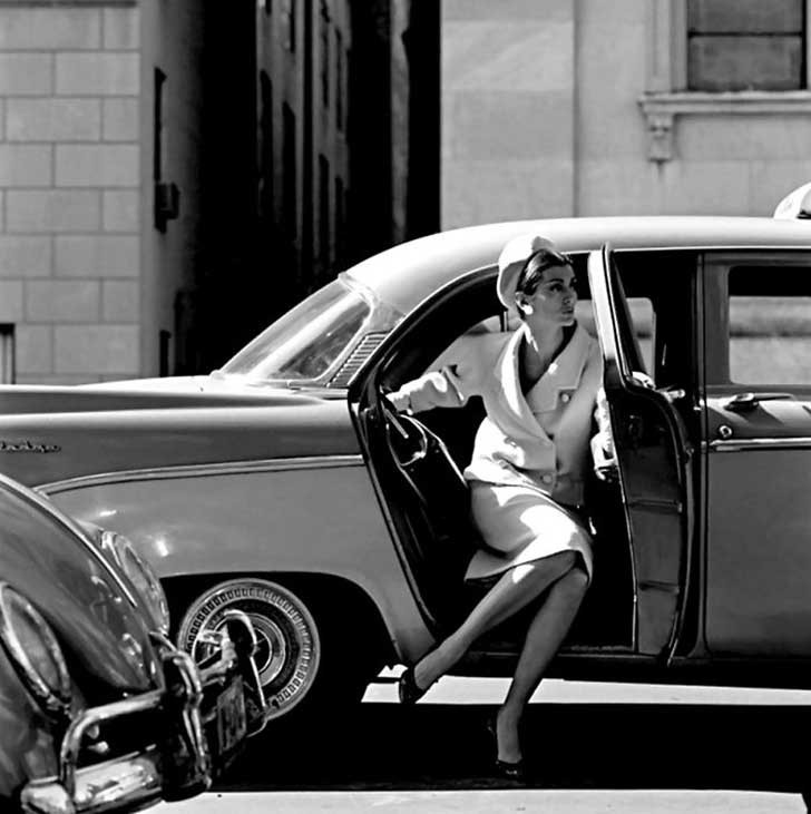 5. La modella americana Carmen Dell'Orefice a New York (1958).