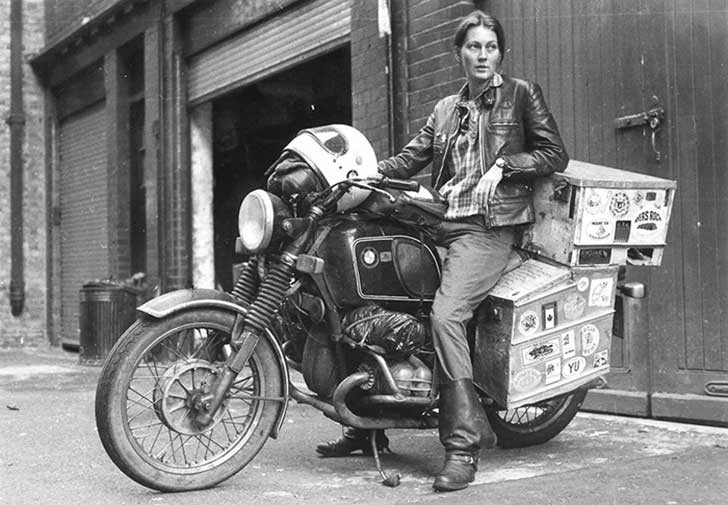 8. Elspeth Beard, una delle prime donne a girare il mondo in motocicletta (1980).