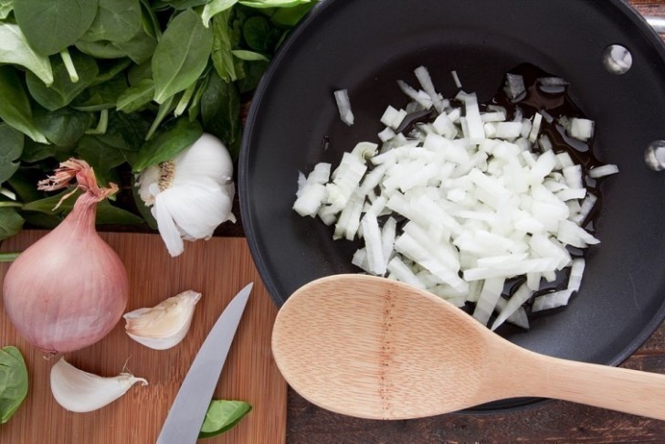 2. Soffriggi la cipolla con un po' di olio, incorpora i peperoni e cuoci per due minuti.