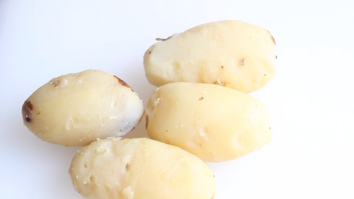 Avant tout, faire bouillir les pommes de terre et les couper en morceaux pas trop petits: de chaque moitié en découper 5 ou 6.