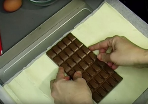 1. Plaats de chocoladereep in het midden van het bladerdeeg en zorg ervoor dat de chocoladereep tot aan de randen van het bladerdeeg komt.