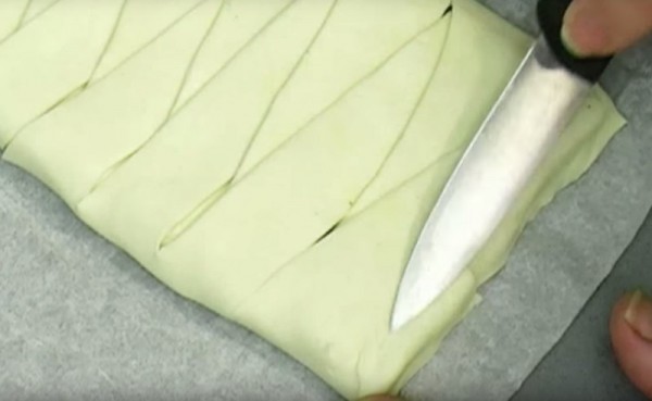 5. Fate la stessa cosa per tutte le strisce e sigillate i bordi premendo con la lama di un coltello.