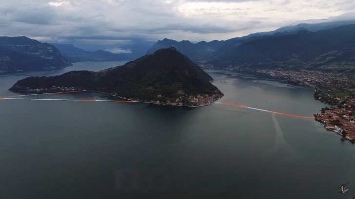 Deze spectaculaire vorm van installatiekunst bevindt zich op het Iseomeer en stelt bezoekers in staat om 'te lopen over water'