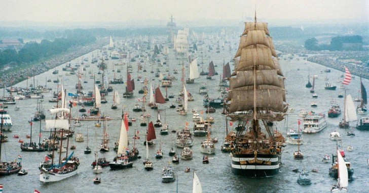 Il SAIL, l'evento nautico più grande al mondo, inizia con la tradizionale parata all'interno della quale sfilano affiancati velieri storici, vascelli e navi moderne.