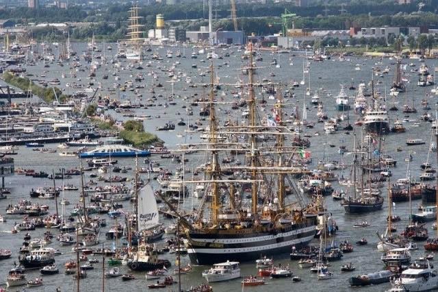 Tra questi c'è la famosa regata che vede competere tra loro imbarcazioni tipiche dei Paesi Bassi.