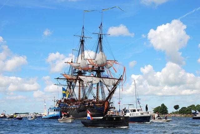 La kermesse nautica dura 6 giorni, e si svolge nei due fiumi che attraversano la città, l'Amstel e l'Ij. Accoglie ad ogni edizione, centinaia di migliaia di visitatori.