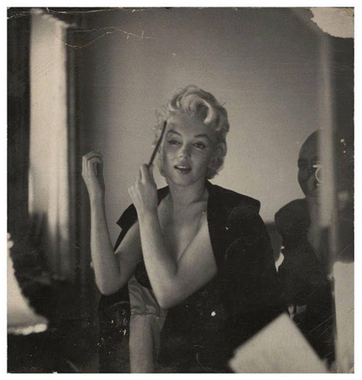 Fu proprio in quel periodo che cambiò il suo nome, sotto consiglio di un regista (Monroe è il nome da nubile della madre) e si tinse i capelli di un biondo platino.