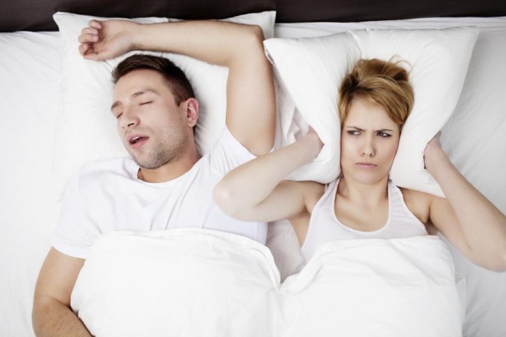 2. Se avete problemi di apnea notturna o di russamento cronico, dormire sul lato sinistro non risolverà il problema ma lo attenuerà molto!