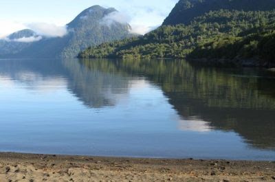 L'eau provient en grande partie de la rivière Condor et du lac Laguna Vera.