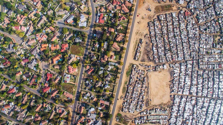 Om de essentie van dit verschil te vangen bedacht Miller om een camera op een drone te zetten en die te laten vliegen rondom Kaapstad.