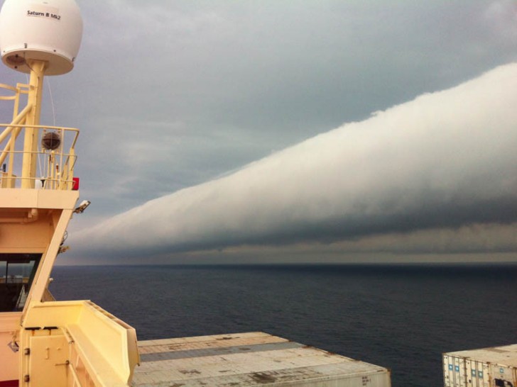 10. Un nuage en forme de cylindre - Le long des côtes du Brésil. 