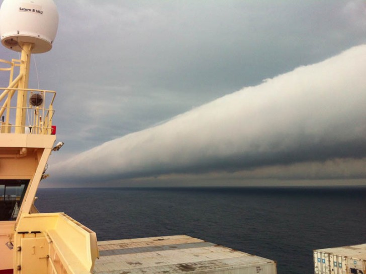 10. Una nube a forma di cilindro - Largo delle coste del Brasile.