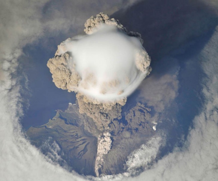 11. Un nuage qui sert de chapeau à une éruption volcanique - Mount Sarytchev , Russie.