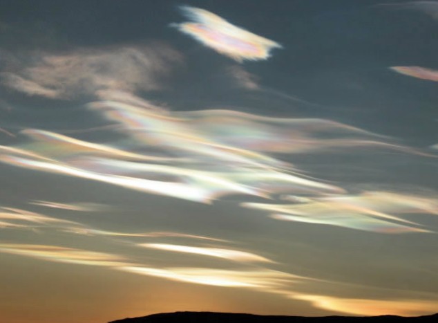 12. Nuages nacrés .
