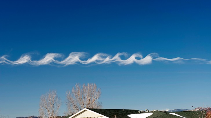 14. Wolken die zijn ontstaan door vloeistofdynamische instabiliteit (Kelvin-Helmholtz instabiliteit).