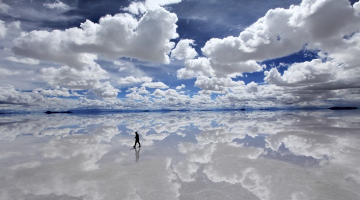 3. Nuages qui se reflètent sur un miroir de glace .
