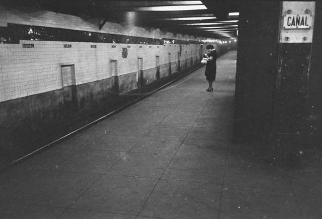 Lo stato della fotografia dell'epoca rendeva difficile fotografare soggetti in movimento, per questo Kubrick cercava di scattare nel momento esatto in cui il treno si fermava.