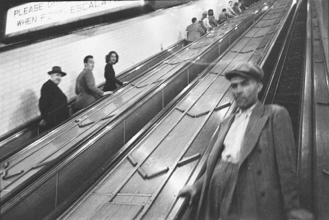 Per scattare le foto sulla metropolitana di New York, Kubrick si avvalse solo di luce naturale per i vagoni esterni e delle luci già presenti per gli spazi sotterranei.