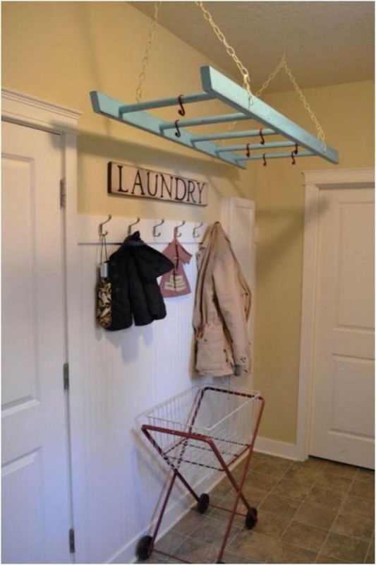 14. En stege som hänger på väggen kanske låter konstigt, men det är ett smart sätt att hänga blöta kläder på!