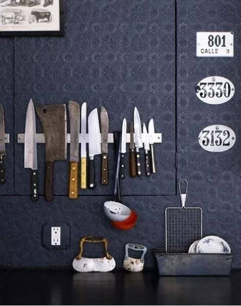 22. Häng en metallremsa på väggen för att sätta knivarna på.