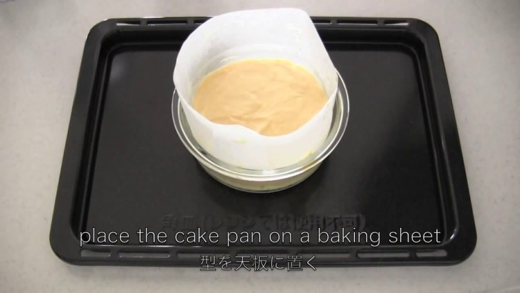 10. Vul de bakvorm met het mengsel en plaats het geheel op een bakplaat gevuld met warm water om te voorkomen dat de bakvorm blijft plakken.