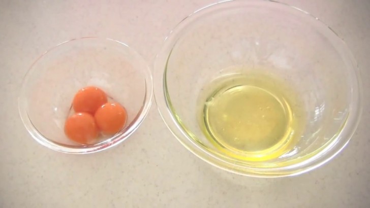 2. Breek de eieren en scheid daarbij de eiwitten van de dooiers.