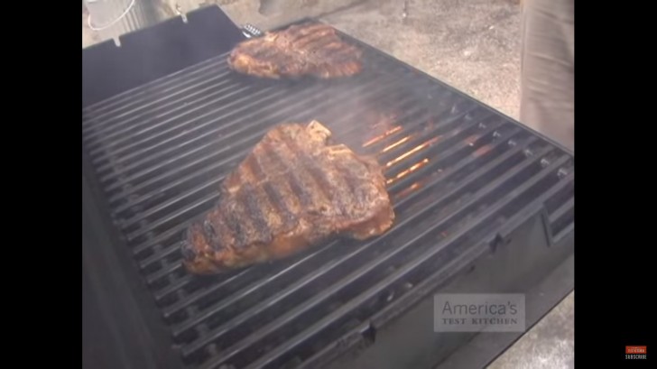 Mettez la viande sur le côté le moins chaud de la grille, avec la partie qui contient l’os tournée vers la partie la plus chaude.