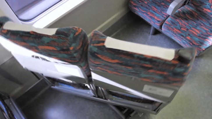 I treni giapponesi sono dotati di un sistema in grado di ruotare i sedili, in base al senso di percorrenza: si può anche scegliere di posizionarli tutti in un verso oppure uno di fronte all'altro.