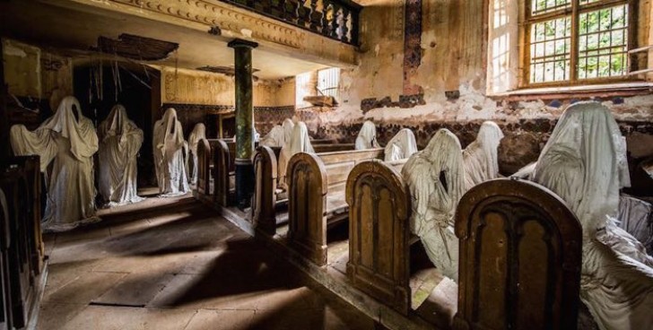 I fantasmi sono stati realizzati in malta e popolano ora tutti gli spazi della chiesa.