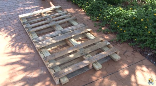 Fasten the two pallets together using nails and add in three support slats (on the sides and the center).