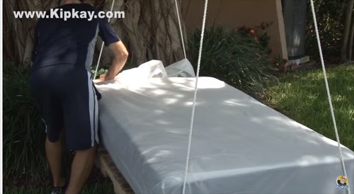 Tie the ropes to a strong branch in such a way as to maintain the same height and without lifting the bed too far from the ground.