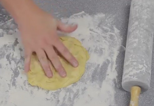 Iniziate preparando la pasta delle tortine.