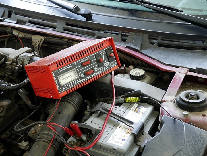 4. Die Batteriekabel vom Auto säubern