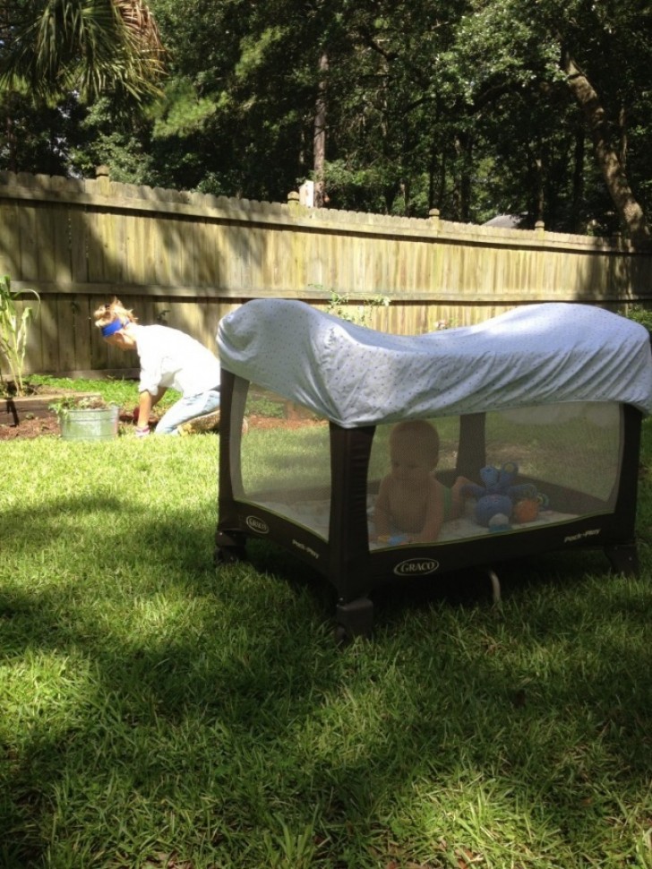 Bescherm de kleintjes tegen de zon en insectenbeten met behulp van een bedlaken en een hor.