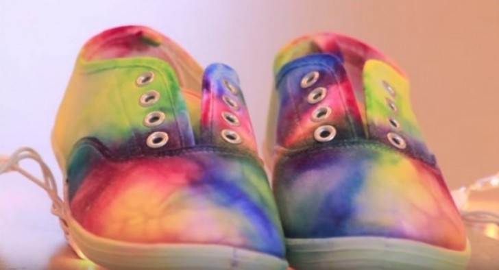 Con dei pennarelli colorati e un po' di spirito potrete far personalizzare delle sneakers bianche direttamente ai vostri figli.