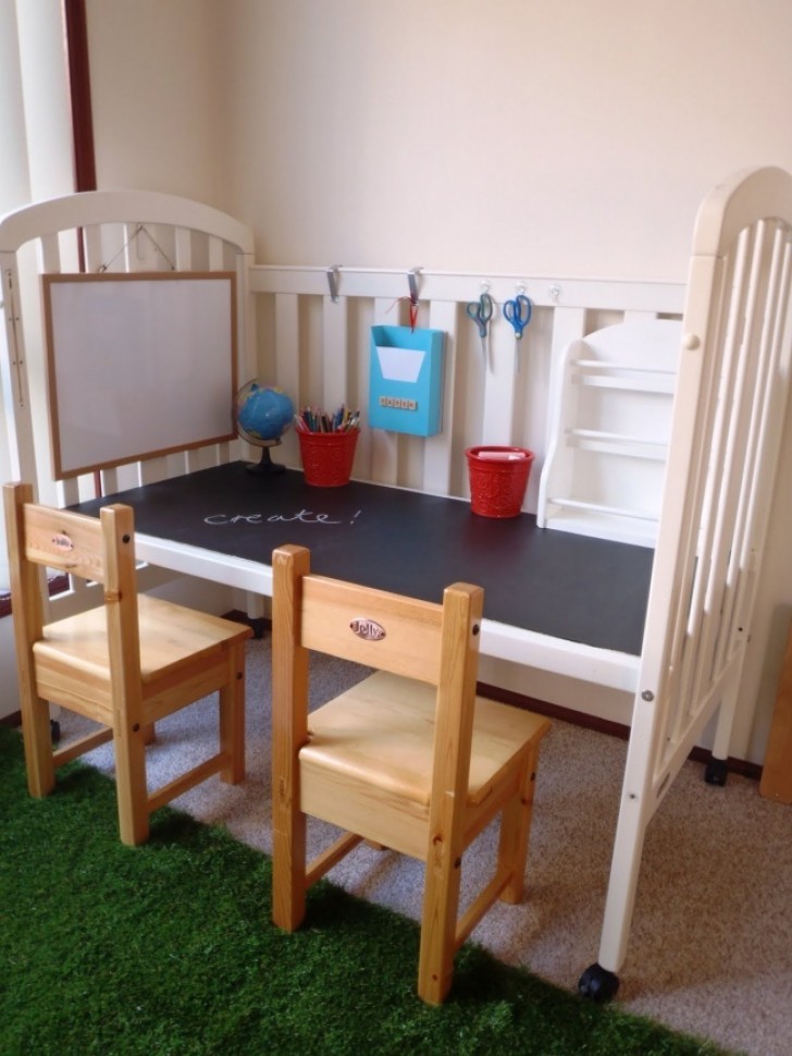 Das Babybett kann in einen Tafel-Tisch verwandelt werden, an dem die Kinder sich ganz auslassen können.
