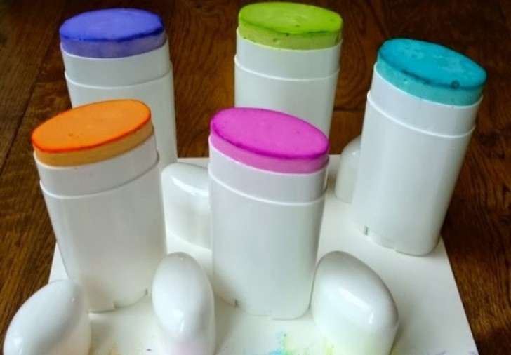 Réaliser avec des déodorants terminés des craies spéciales: les enfants ne se saliront plus
