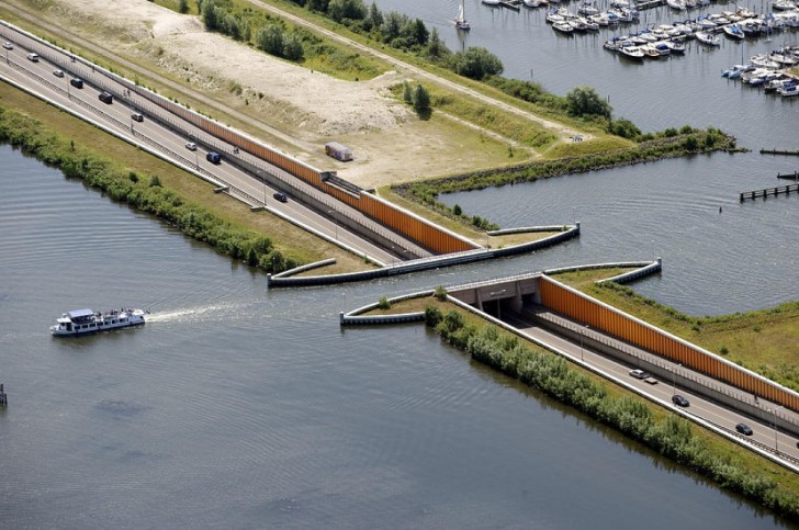 L'aqueduc est situé près de Harderwijk (Pays-Bas), sur la route N302. Une moyenne de 28.000 véhicules le traversent quotidiennement