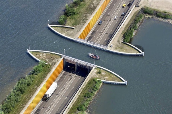 L'eau coule sur le pont, avec des bateaux qui le traversent, et, au-dessous, les véhicules peuvent passer.